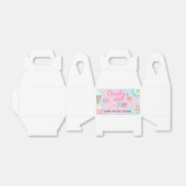 Een meisje met een verjaardagscadeautje, pakt de d bedankdoosjes (Uitgevouwen)