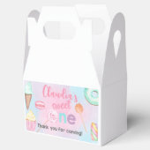 Een meisje met een verjaardagscadeautje, pakt de d bedankdoosjes (Geopend)