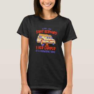 Een meisje met haar Sint Bernard en haar Camper St T-shirt