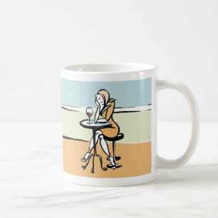 Een meisje met rode wijn in een café koffiemok