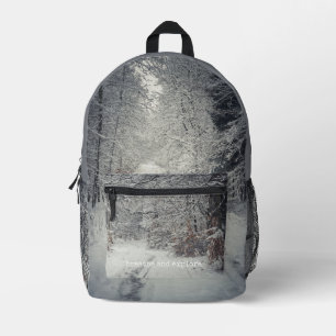 Een met sneeuw bedekt pad door een winterbos bedrukte rugzak