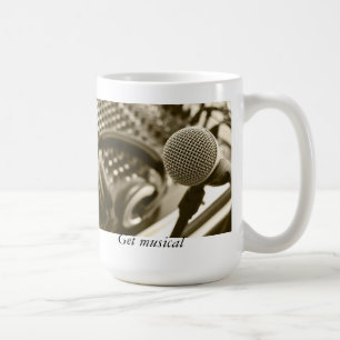 Een microfoon en een hoofdtelefoon koffiemok