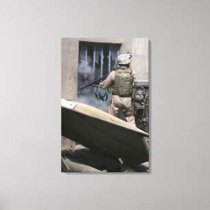 Een militair politieagent gebruikt een breekt rond canvas afdruk