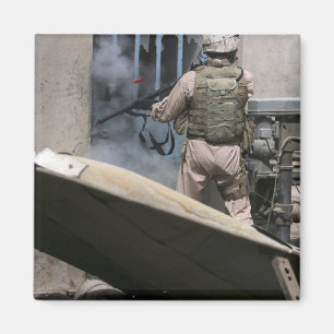 Een militair politieagent gebruikt een breekt rond magneet