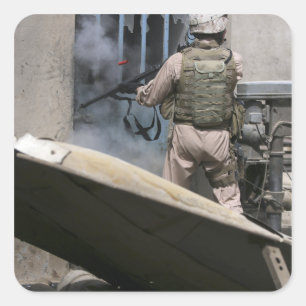 Een militair politieagent gebruikt een breekt rond vierkante sticker