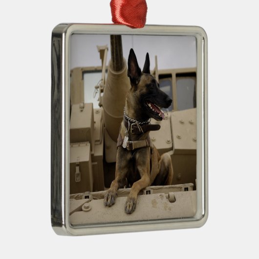Een militaire werkhond zit op een M2A3 Metalen Ornament (Rechts)