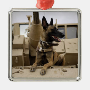 Een militaire werkhond zit op een M2A3 Metalen Ornament