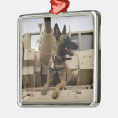 Een militaire werkhond zit op een M2A3 Metalen Ornament (Links)