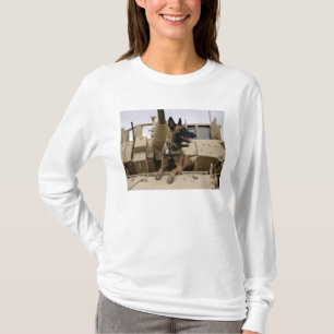 Een militaire werkhond zit op een M2A3 T-shirt
