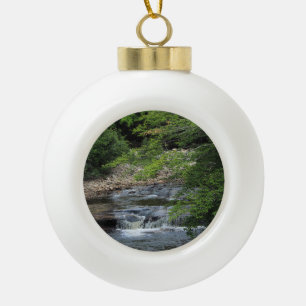 Een miniatuur waterval keramische bal ornament