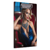 Een model pose is een vrouw die een stuk van klembord (Rechts)