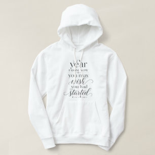 Een modern, eenvoudig T-shirt met realistische mot
