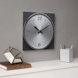 Een modernistische zilverkleurige wijzerplaat wand vierkante klok