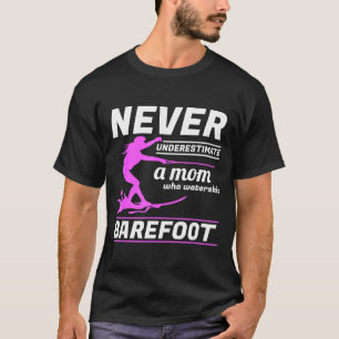 Een moeder die waterski loopt op blote voeten wate t-shirt