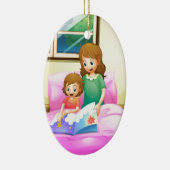 Een moeder leest met haar dochter keramisch ornament (Rechts)