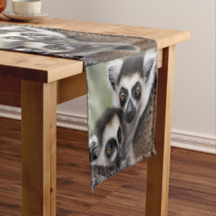 **"Een moeders liefde: Mamma- en babylemur knuffel Korte Tafelloper