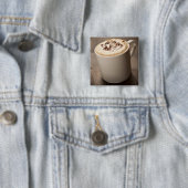 Een mok met gesmolten koffie van Cappucino Vierkante Button 5,1 Cm (In situ)