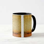 Een Mok met twee toonaangevende Gold Gold Gold-bes (Voorkant rechts)