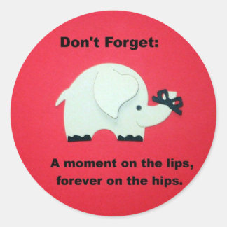 Een moment op de lippen, voor altijd op de heupen. ronde sticker