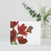 een monarch bezoekt een bouquet rode tulpen briefkaart (Staand voorkant)