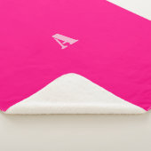 Een monogram donkerder roze fleece deken (3/4)