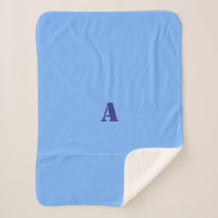 Een monogram lichtblauwe fleece deken