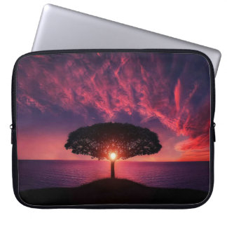 Een mooi landschap met de zon die achter een rek o laptop sleeve