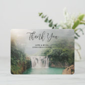 Een mooi waterval door een Lush Green Forest Bedankkaart (Staand voorkant)