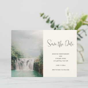 Een mooi waterval door een Lush Green Forest Weddi Save The Date
