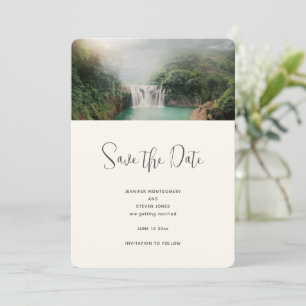 Een mooi waterval door een Lush Green Forest Weddi Save The Date