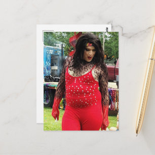 Een mooie kleurrijke drag queen in het rood briefkaart
