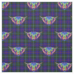 Een mooie, kleurrijke hooglandkoe op tartan. stof