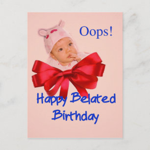 Een mooie peuter heeft spijt van zijn late geboort briefkaart