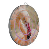 Een mooie roze flamingoregeling dartbord (Voorkant Links)
