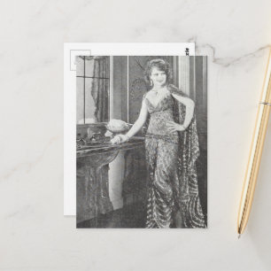 Een mooie vrouw op een zwart-wit ansichtkaart uit briefkaart