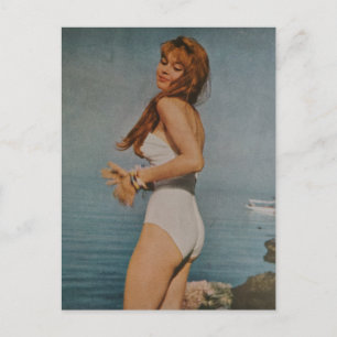 Een mooie vrouw op het strand in 1957 briefkaart