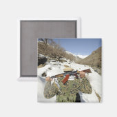 Een Mujahadeen Guard loopt met een Amerikaans mili Magneet (Voorkant / Achterkant)