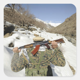 Een Mujahadeen Guard loopt met een Amerikaans mili Vierkante Sticker