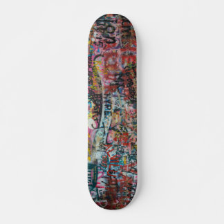 een muur vol graffiti skateboard