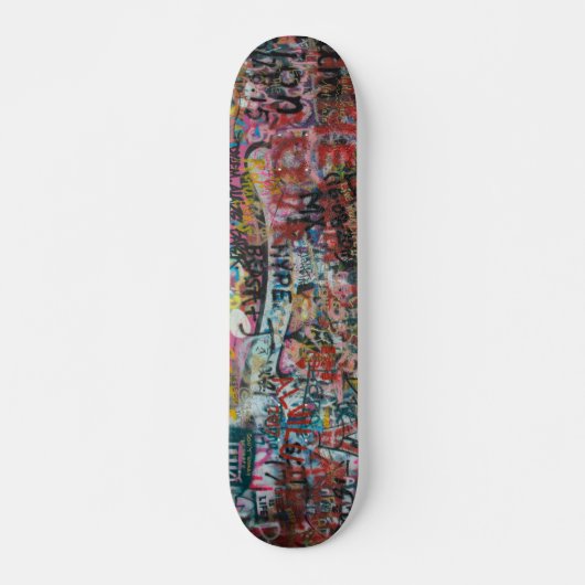 een muur vol graffiti skateboard (Voorkant)