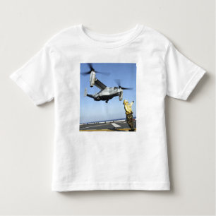 Een MV-22 Osprey lanceringen van de Nassau van USS Kinder Shirts