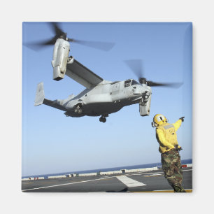Een MV-22 Osprey lanceringen van de Nassau van USS Magneet