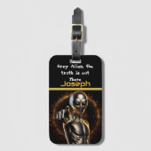 Een mysterieuze alien lonkt uit de schaduwen van A Bagagelabel (Voorkant (verticaal))