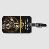 Een mysterieuze alien lonkt uit de schaduwen van A Bagagelabel (Voorkant (horizontaal))