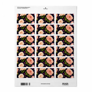 Een naadloos patroon met roze rozen op een donkere etiket
