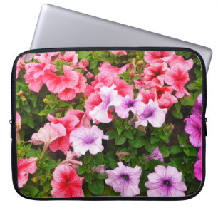 Een natuur foto is een mooie petunia bloem. Plan Laptop Sleeve
