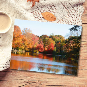 Een New England-herfstvijveransichtkaart Briefkaart