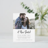 Een nieuwe datum Modern Script Huwelijk Uitstel Briefkaart (Staand voorkant)