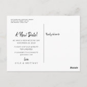 Een nieuwe datum Modern Script Huwelijk Uitstel Briefkaart (Achterkant)