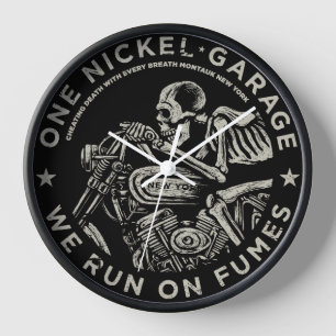 Een nikkel garage. We draaien op dampen Wall Clock